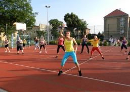 Taniec zumba na boisku Orlik 2012